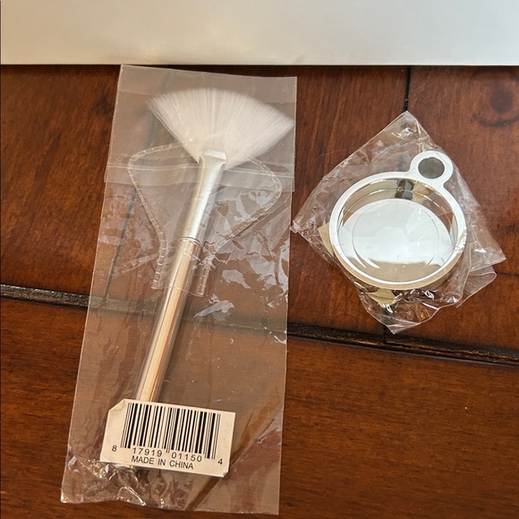 It Cosmetic Silver Makeup Brush with stand Set - Picture 2 of 4
